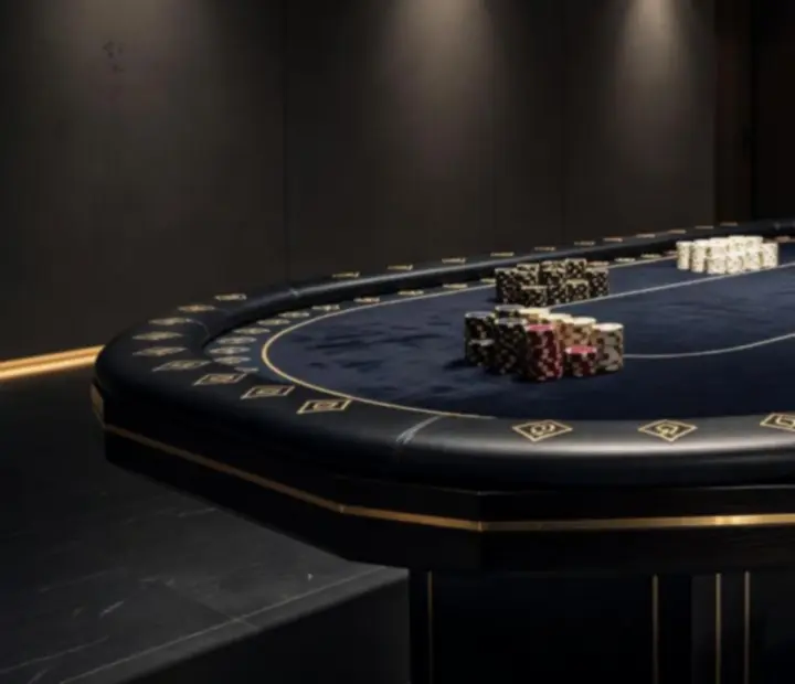 Ekskluzywne stoły pokerowe przygotowane na wieczór rozrywkowy